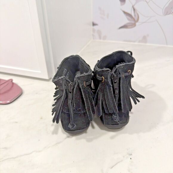 Minnetonka Classic Fringe Black Suede Ankle Boots Back Zipper EUC 7 - Picture 3 of 7